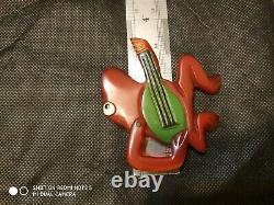 Rare vintage bakelite fog pin brooch movable arm guitarist