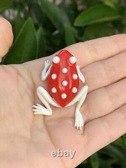 Trifari brooch Frog Bakelite Red & White dots Vintage 1950s-1960s Rare Pin